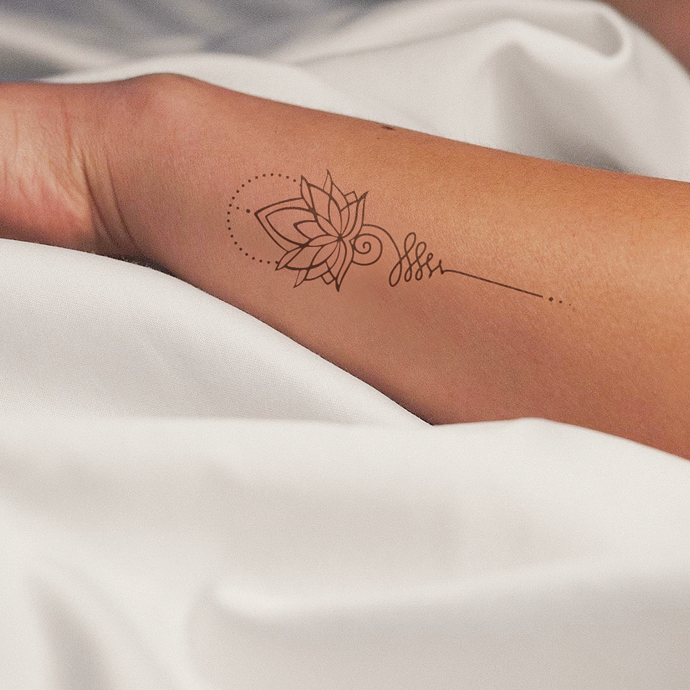 Flor de lótus com tatuagem de caule