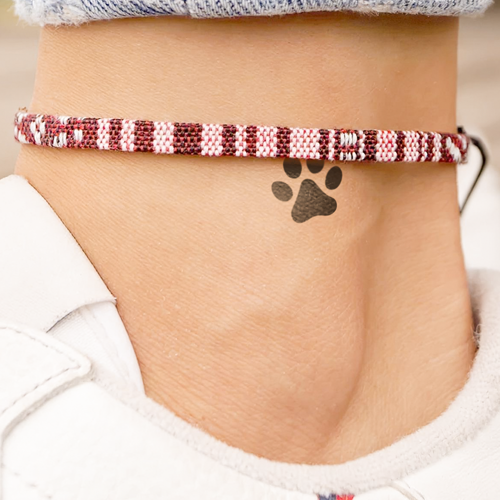 Tatuagem de pegada de cachorro