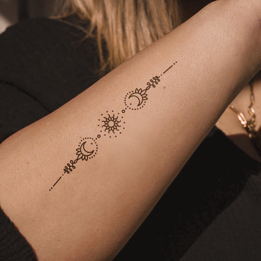 Tatuagem refletida de sol e lua