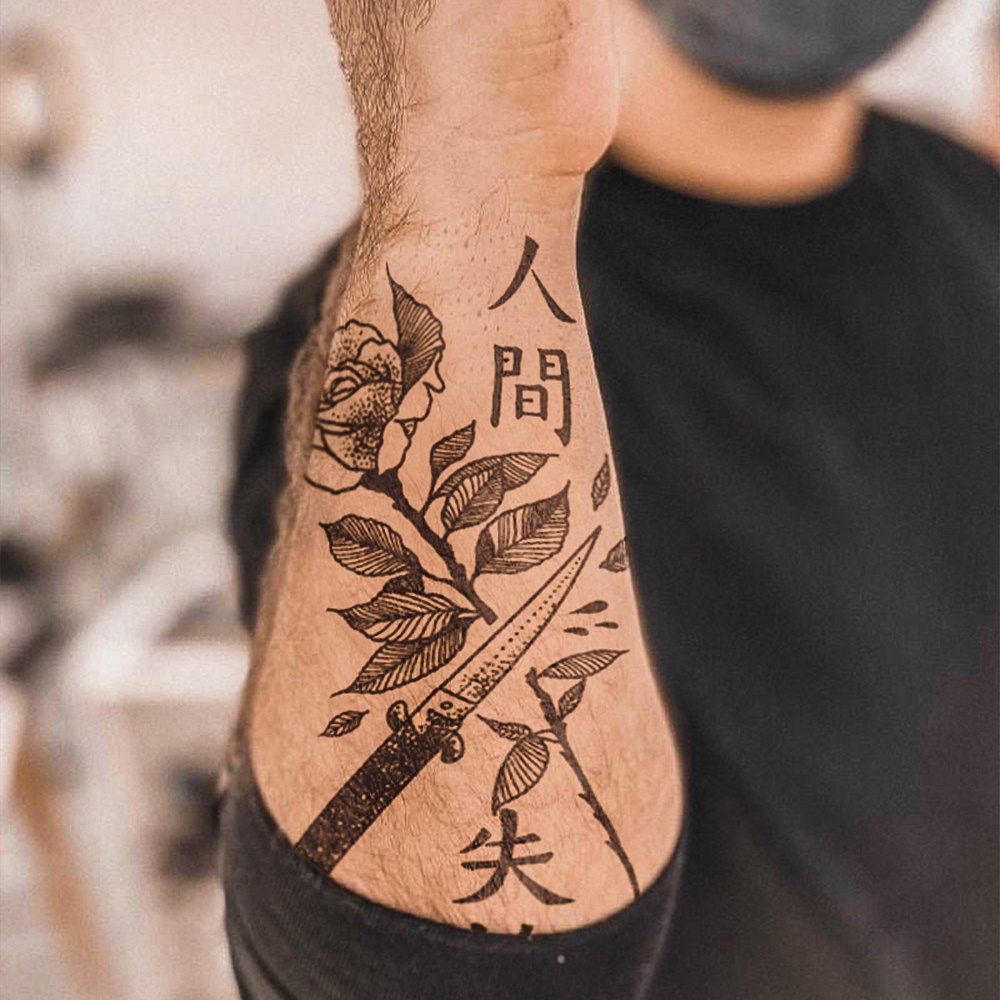 Sem tatuagem de rosas cortadas com navalha