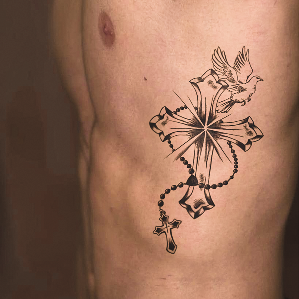 Tatuagem de cruz, rosário e pomba branca