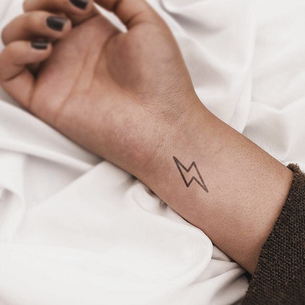 Tatuagem de linha fina relâmpago