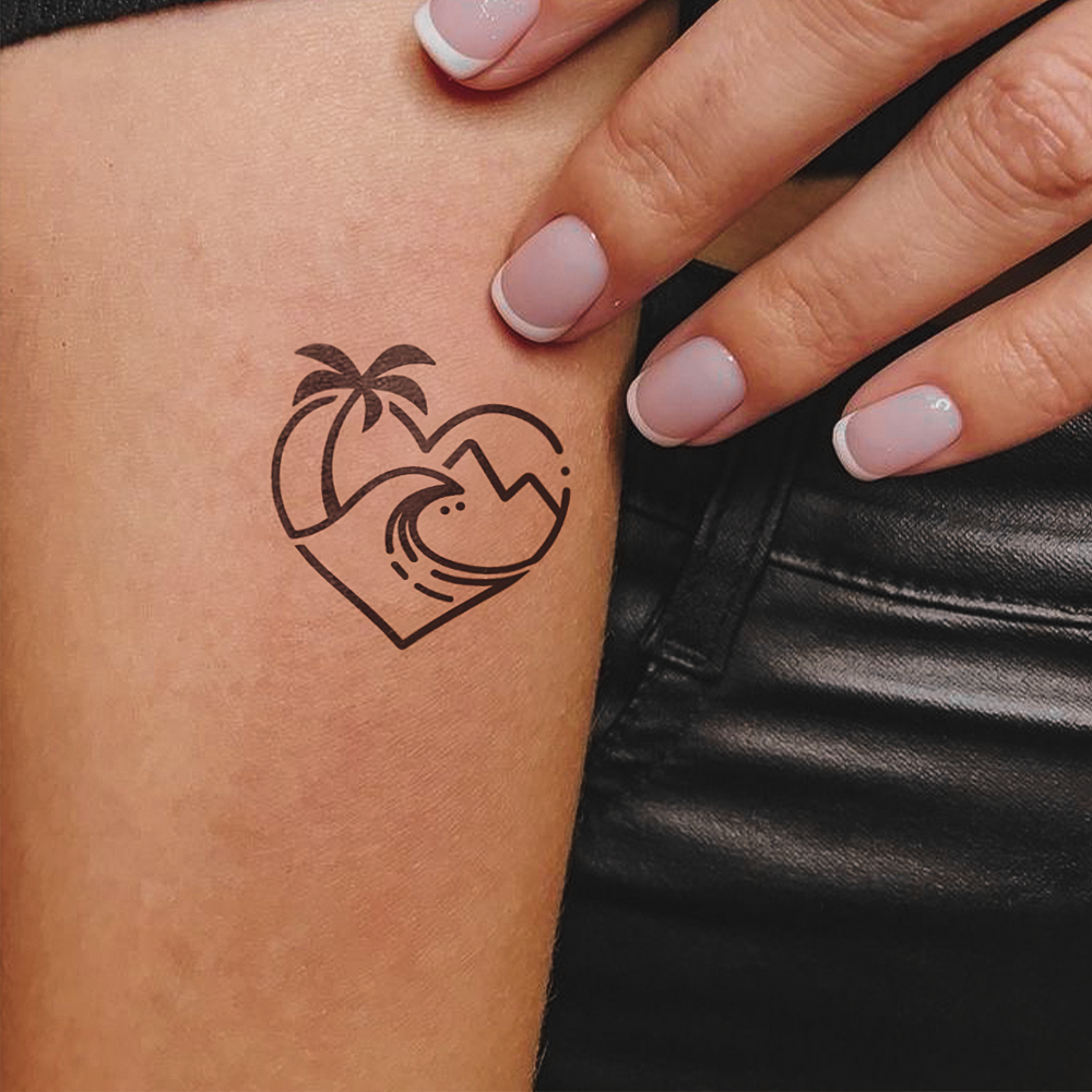 Tatuagem de praia no coração