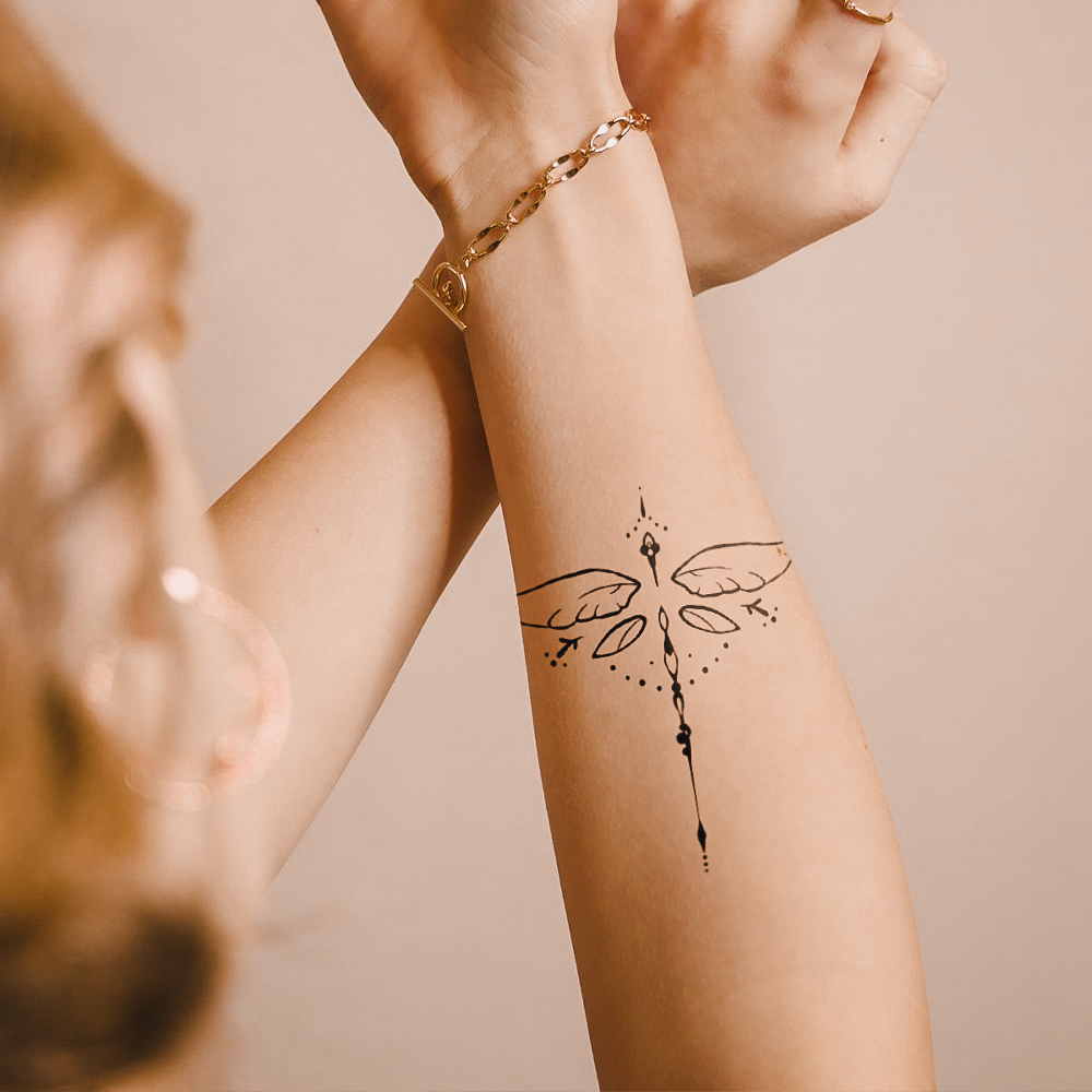 Tatuagem geométrica de libélula
