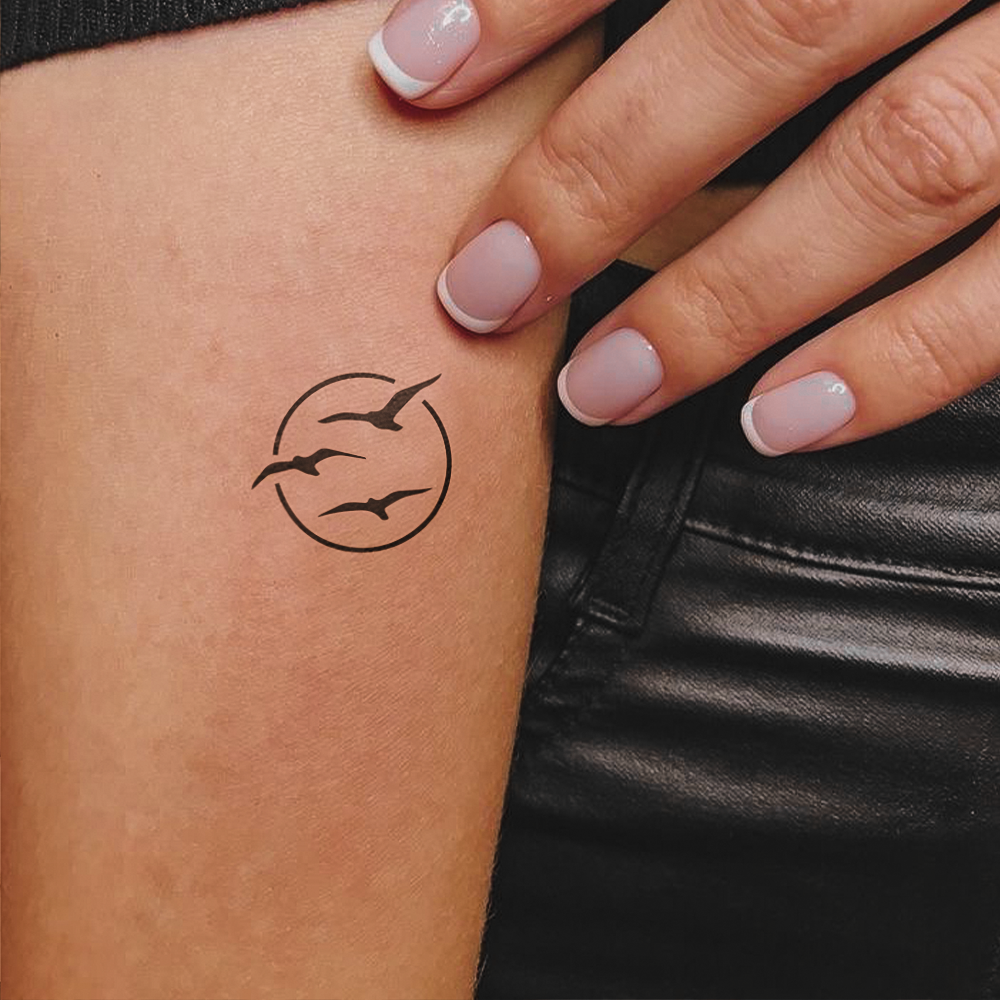 Tatuagem de três andorinhas