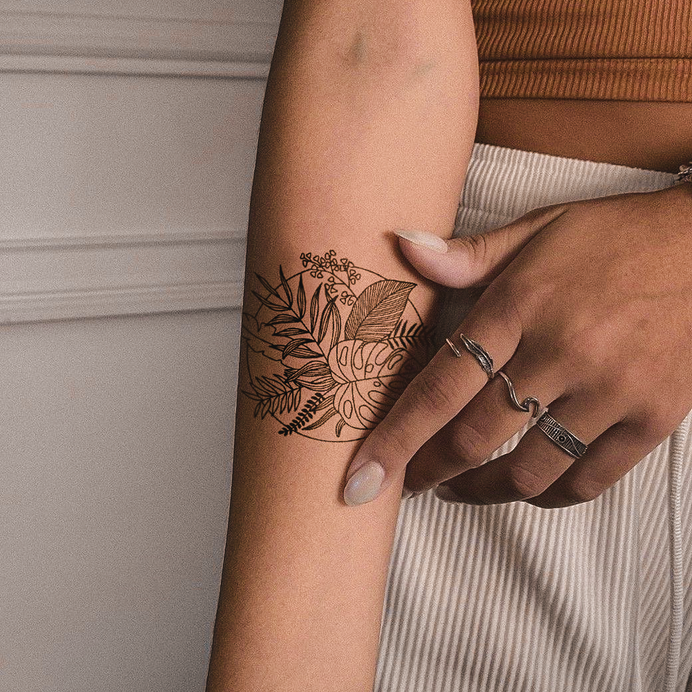 Tatuagem circular com plantas tropicais