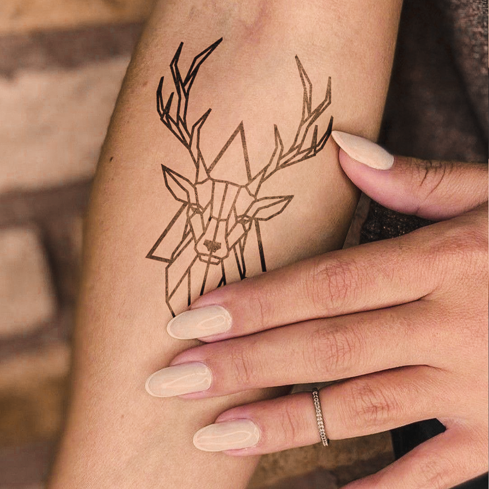 Tatuagem geométrica de cervo