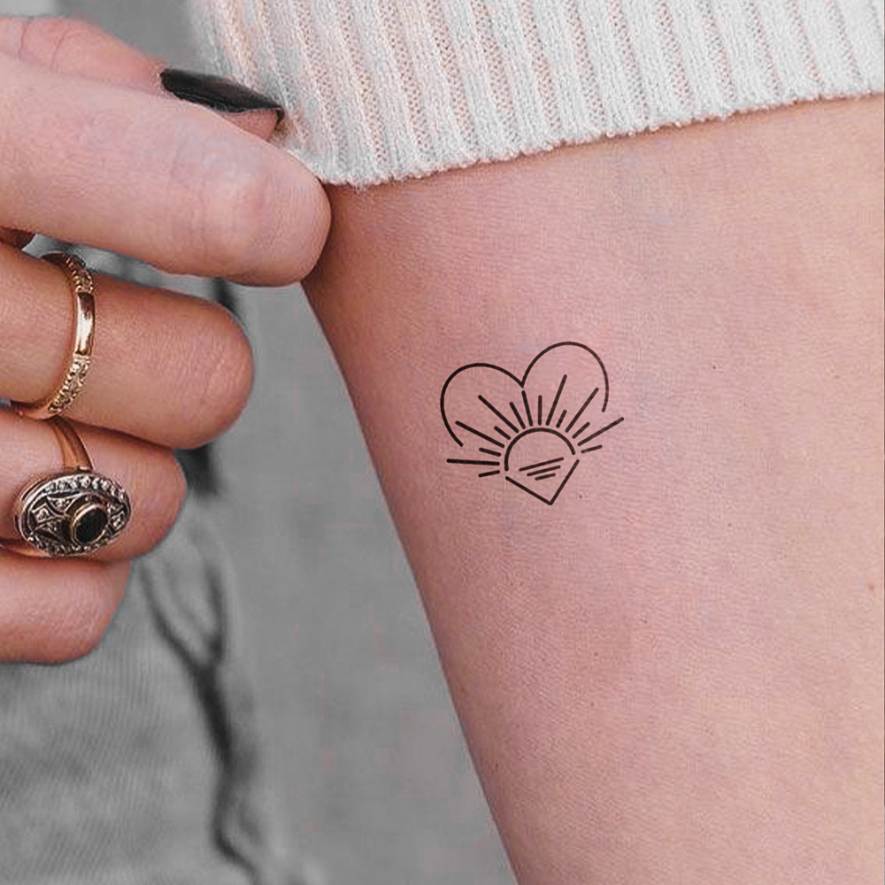 Pôr do sol com tatuagem de coração