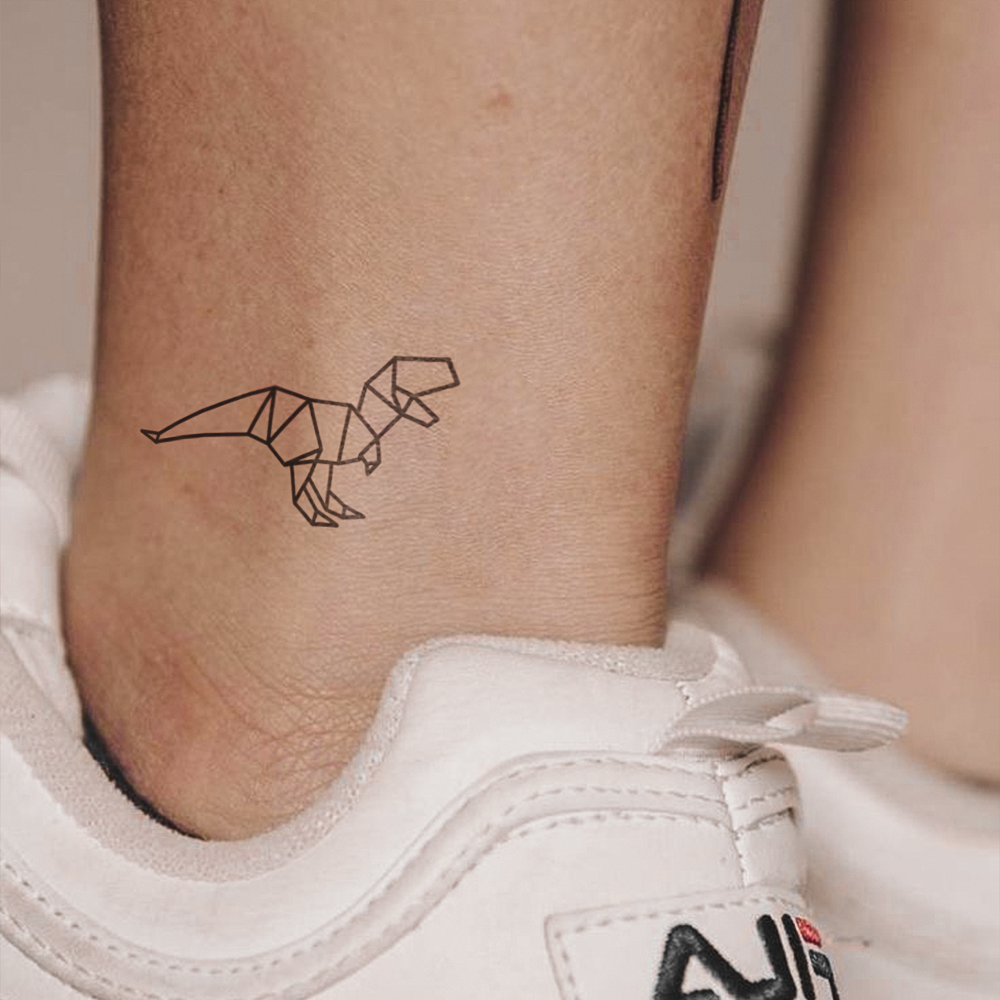Tatuagem geométrica de dinossauro