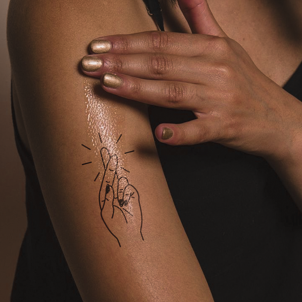 Tatuaje Mano con dedos cruzados