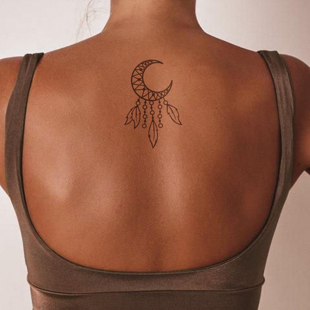 Tatuagem de mandala de lua e penas