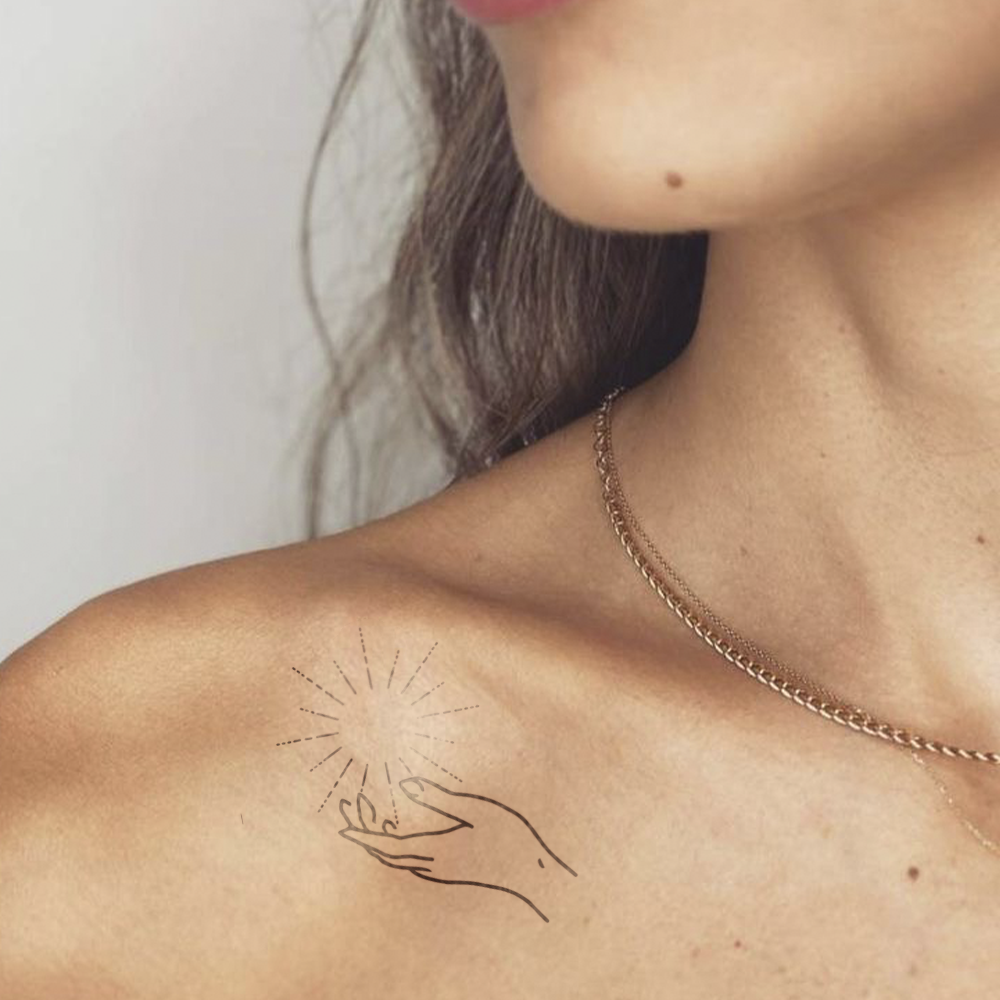 Tatuagem de mão abençoada