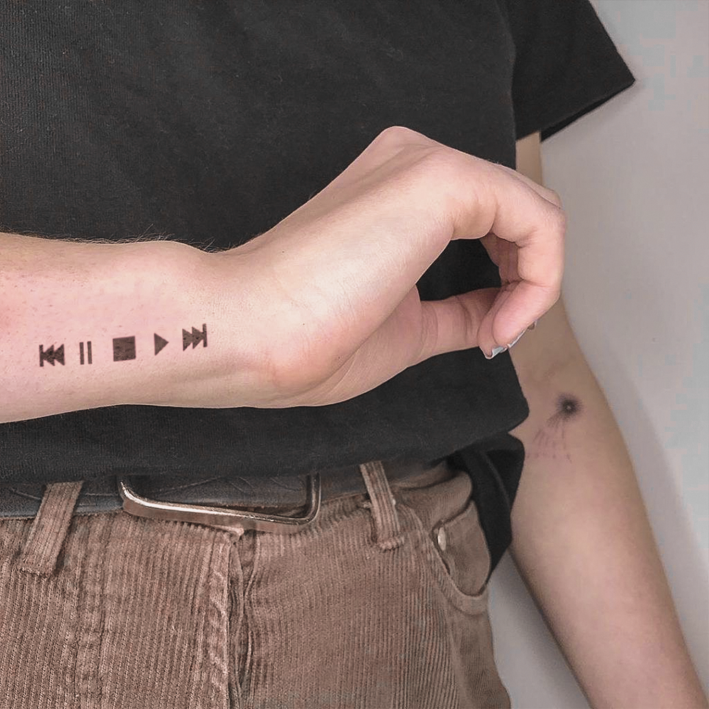 Tatuaje Play, pausar y siguiente