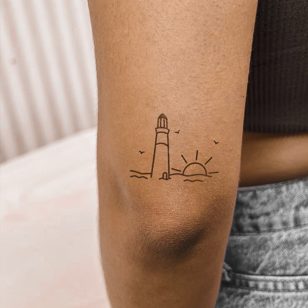 Tatuagem de farol com sol e pássaros