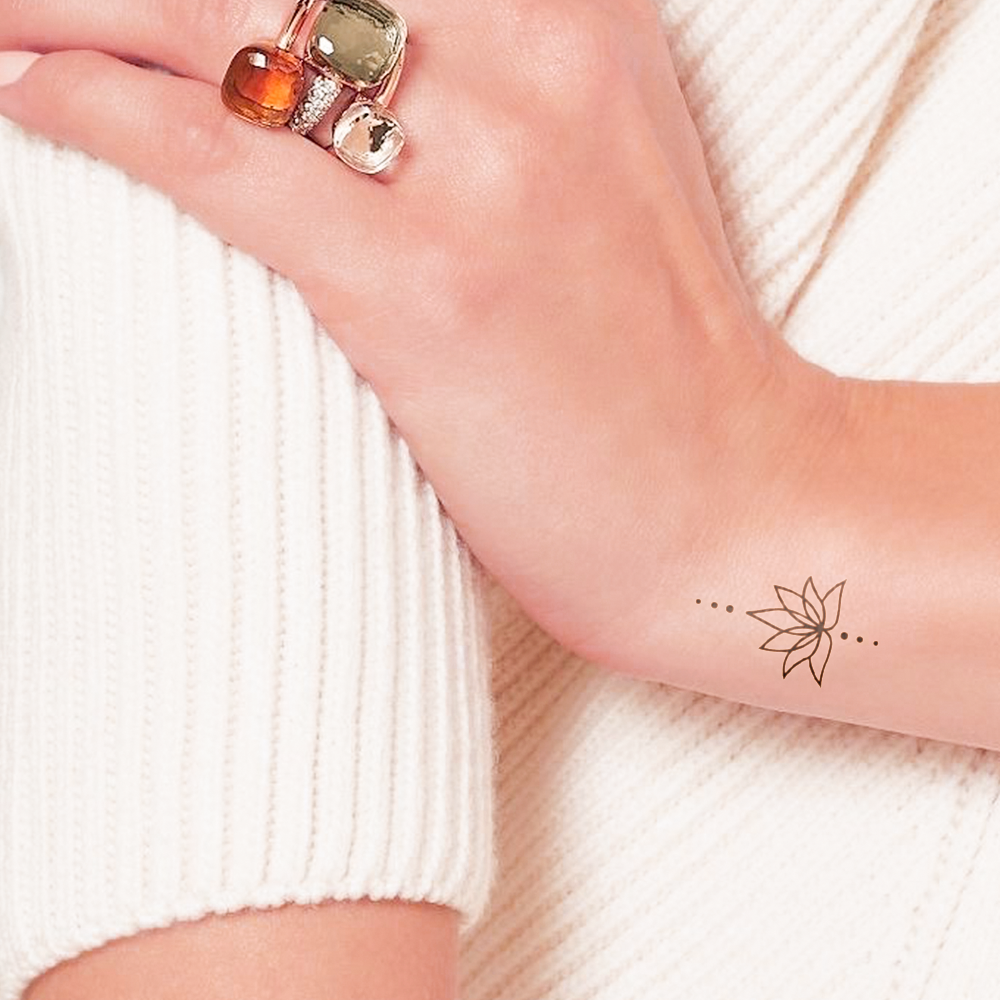 Tatuaje loto con puntos