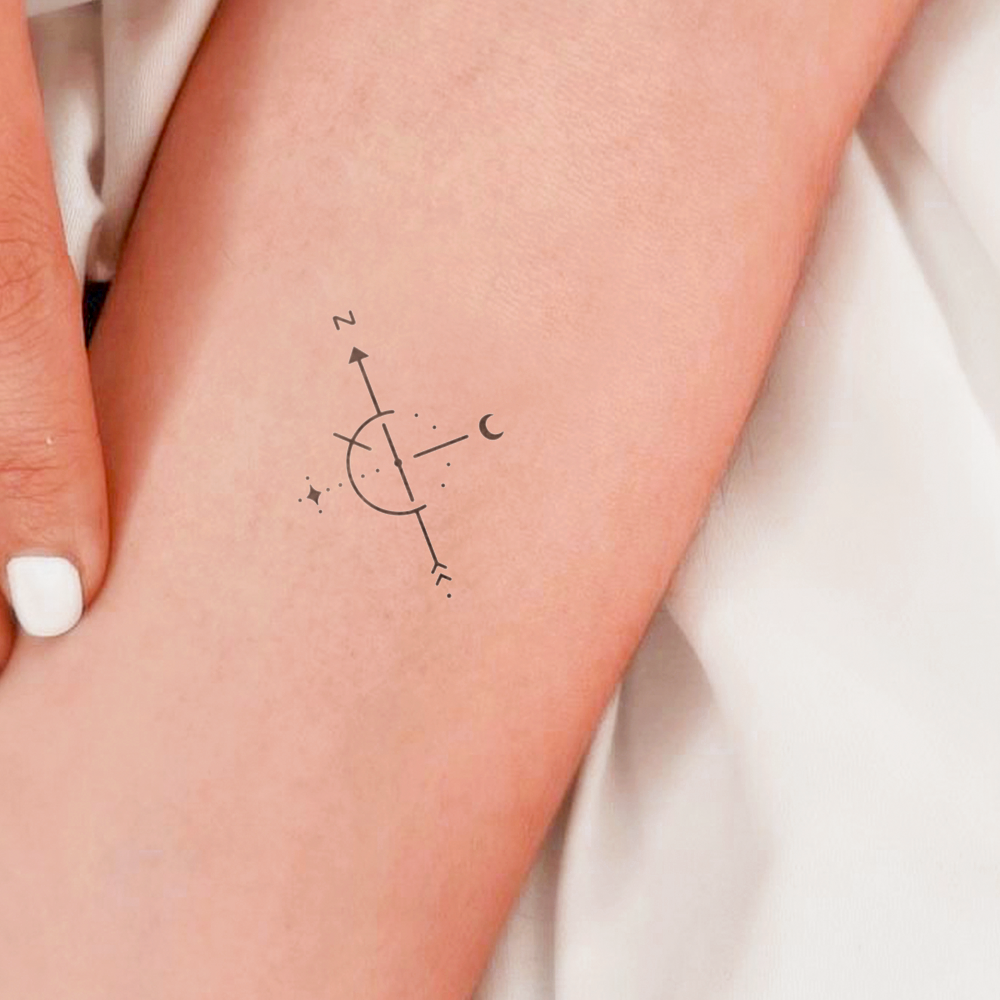 Tatuaje Brujula minimalista