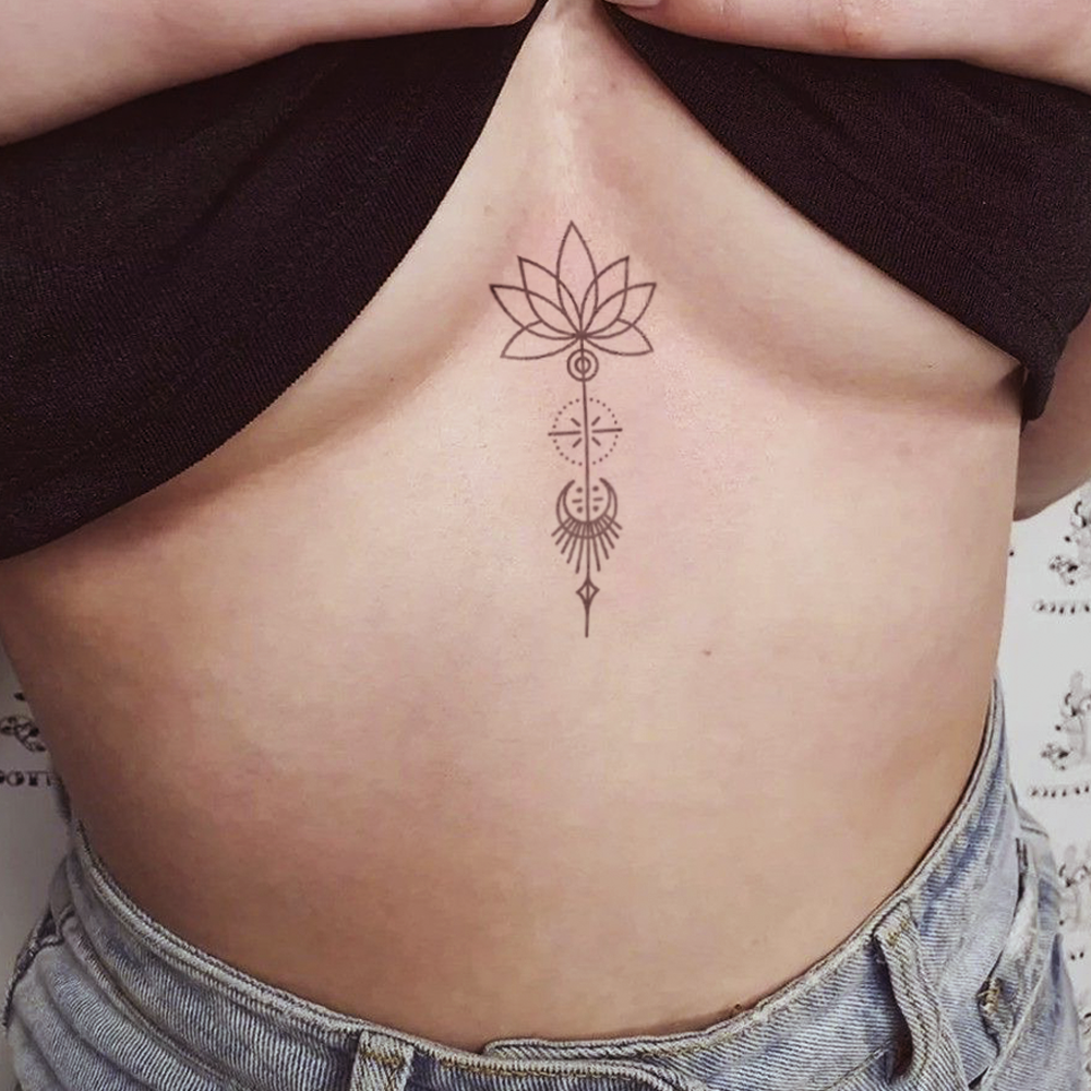 Tatuaje Mandala loto bajo pecho
