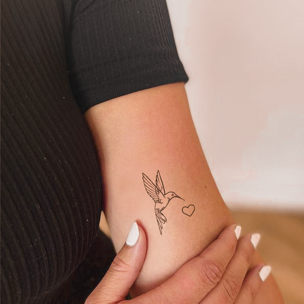 Tatuaje colibri con corazon
