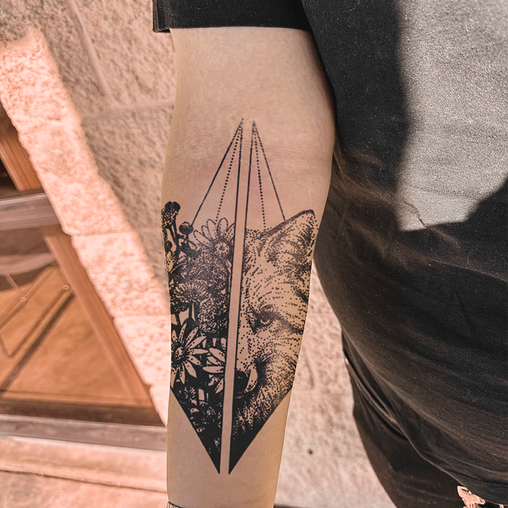 Tatuaje Lobo mitad cara floral