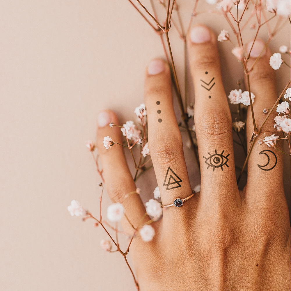 Tatuaje Adornos dedos minimalistas
