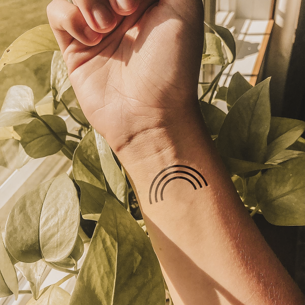 Tatuagem de arco-íris minimalista