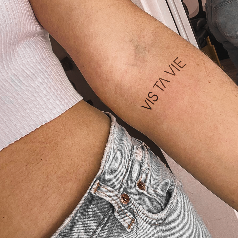 Live your life tattoo (latin)